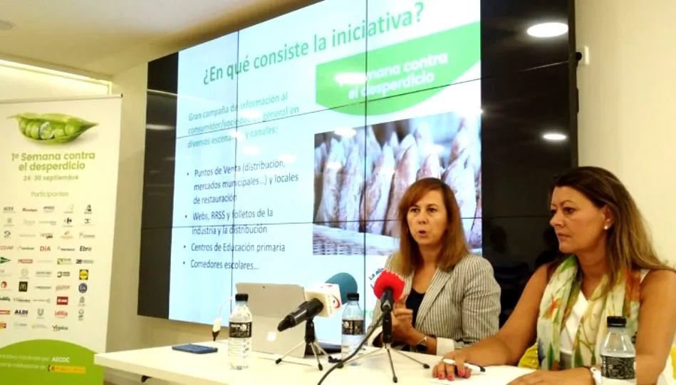 Núria de Pedraza y Carmen Cobian, de AECOC, la Asociación de Fabricantes y Distribuidores, coordinan la primera semana de campaña
