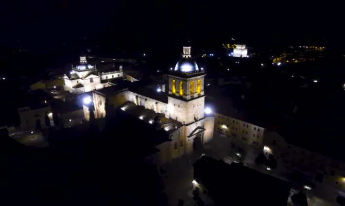 Ciudad Rodrigo, a vista de dron de día y de noche  