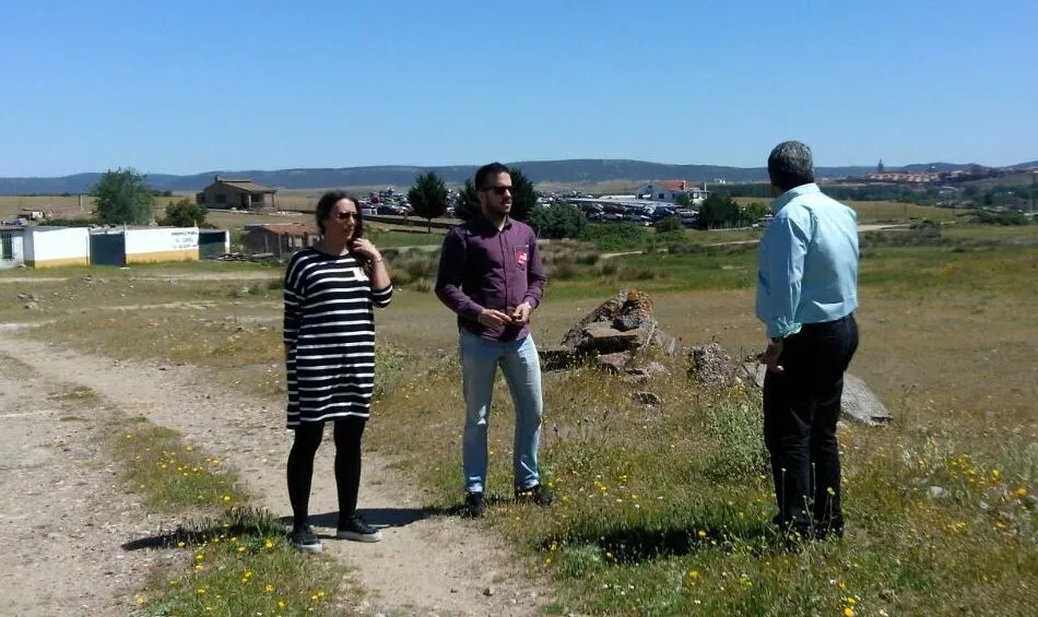Imagen de archivo de la visita de miembros del PSOE a la zona donde se compró el terreno para hacer el Polígono