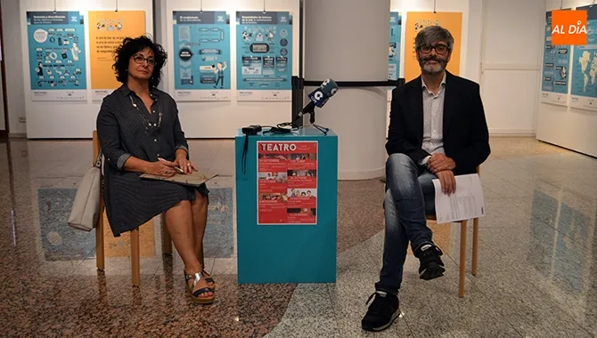 Araceli Rodríguez, concejala de cultura, y Carlos Vicente, coordinador del CDS, presentaban la programación teatral para el segundo semestre