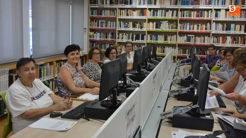 Las participantes en el taller siguieron las explicaciones en los ordenadores / E.Corredera