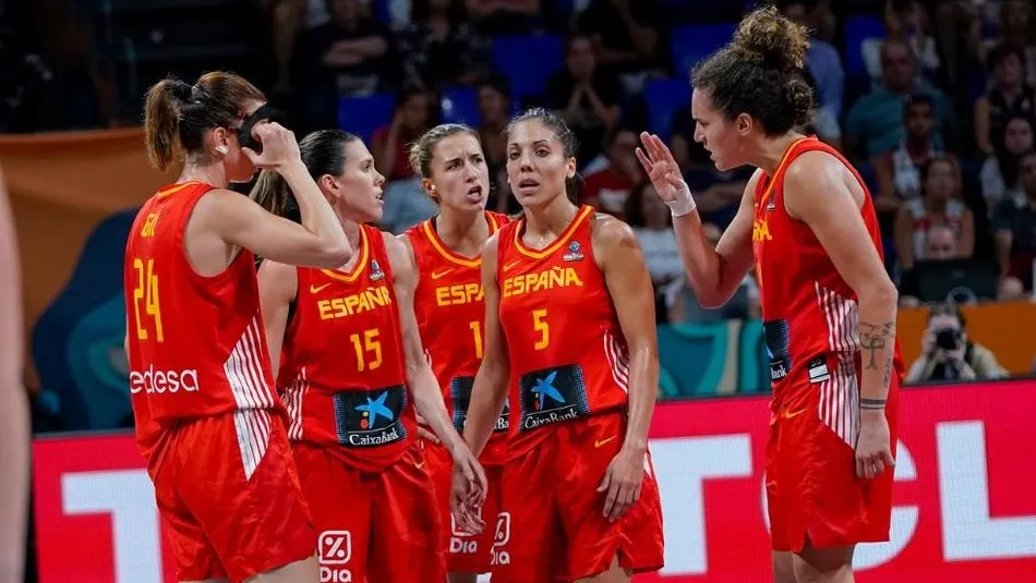 Varias jugadoras de España, entre ellas Laura Gil, durante el último partido. Foto: FEB