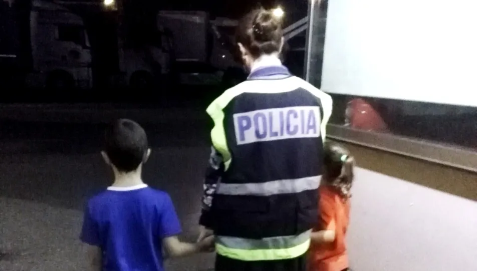 Agente de la Policía Nacional de Salamanca con los dos menores recuperados