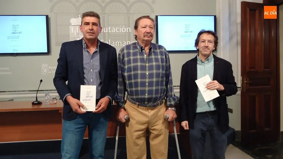 El diputado Julián Barrera, José Ángel Núñez, hermano del poeta, y el catedrático Fernando Gil Villa