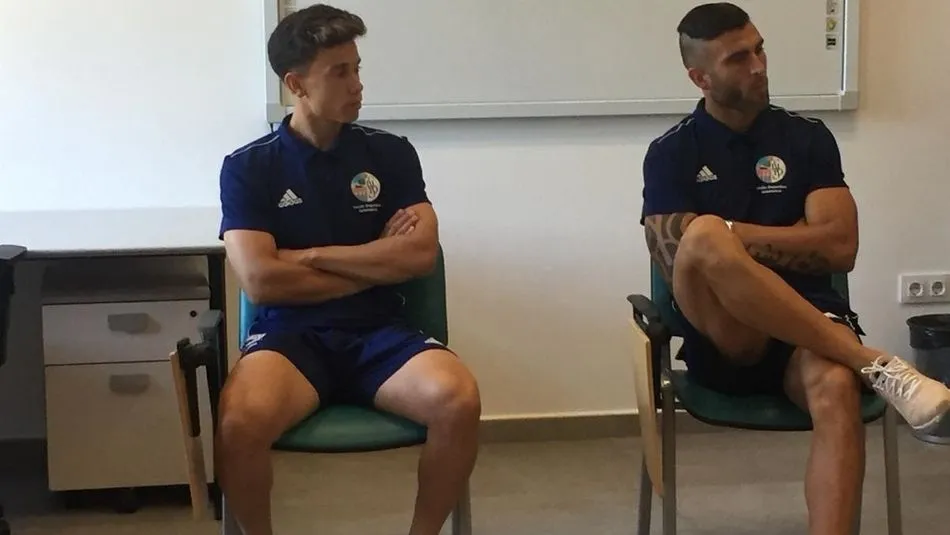 Júnior, junto a Armando, en un acto social el pasado lunes en Cáritas. Foto: www.salamancacfuds.com