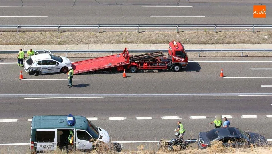 El turismo accidentado en el momento en el que es auxiliado por la grúa