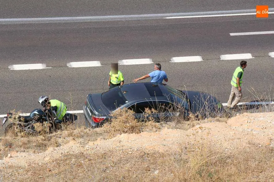 Foto 5 - Herida tras la colisi&oacute;n de un cami&oacute;n y un turismo en la A-62 a su paso por Salamanca