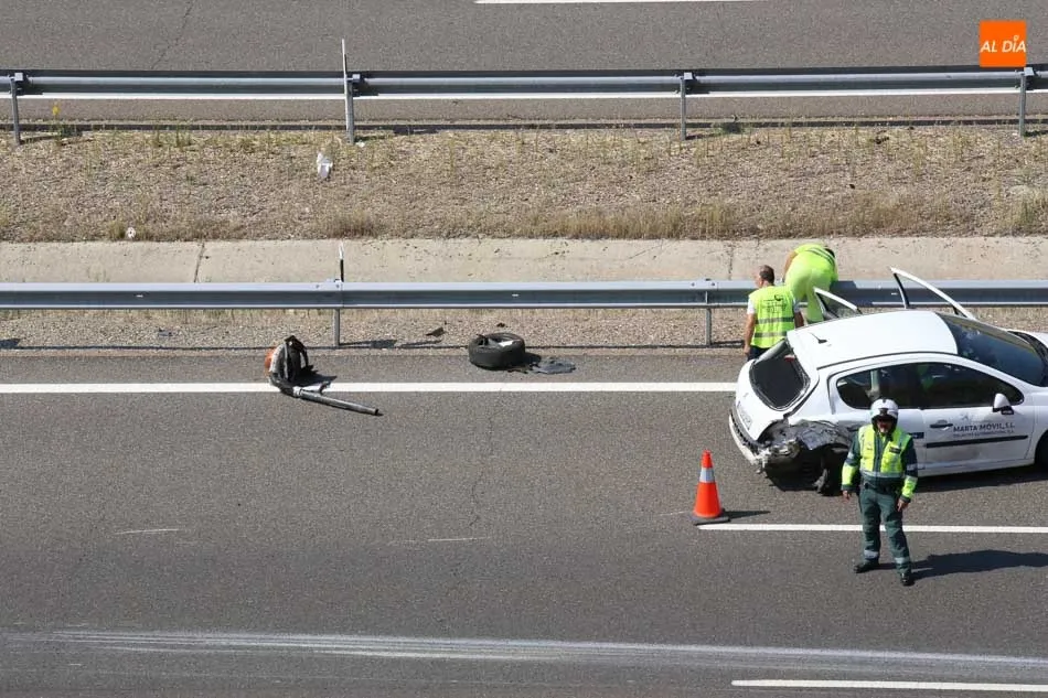 Foto 3 - Herida tras la colisi&oacute;n de un cami&oacute;n y un turismo en la A-62 a su paso por Salamanca