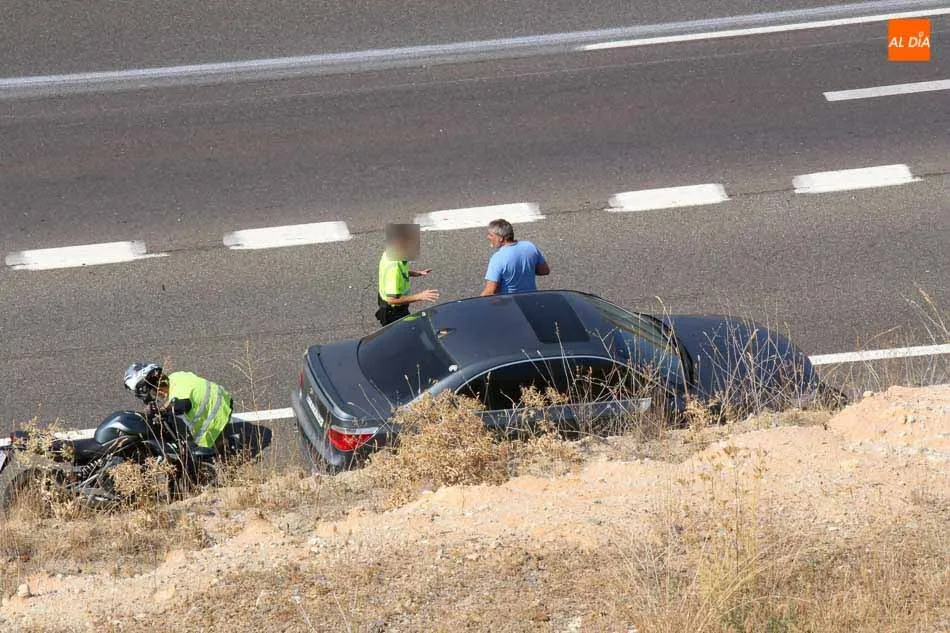 Foto 2 - Herida tras la colisi&oacute;n de un cami&oacute;n y un turismo en la A-62 a su paso por Salamanca