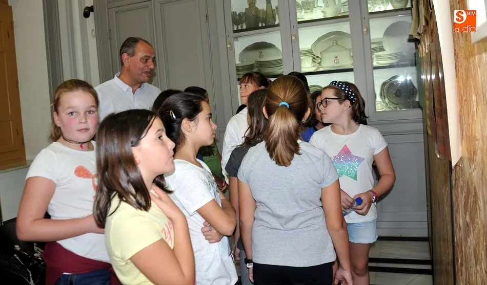 Foto 7 - Los alumnos de Primaria del colegio Liminares conocen la cultura popular de &ldquo;los Pliegos de...