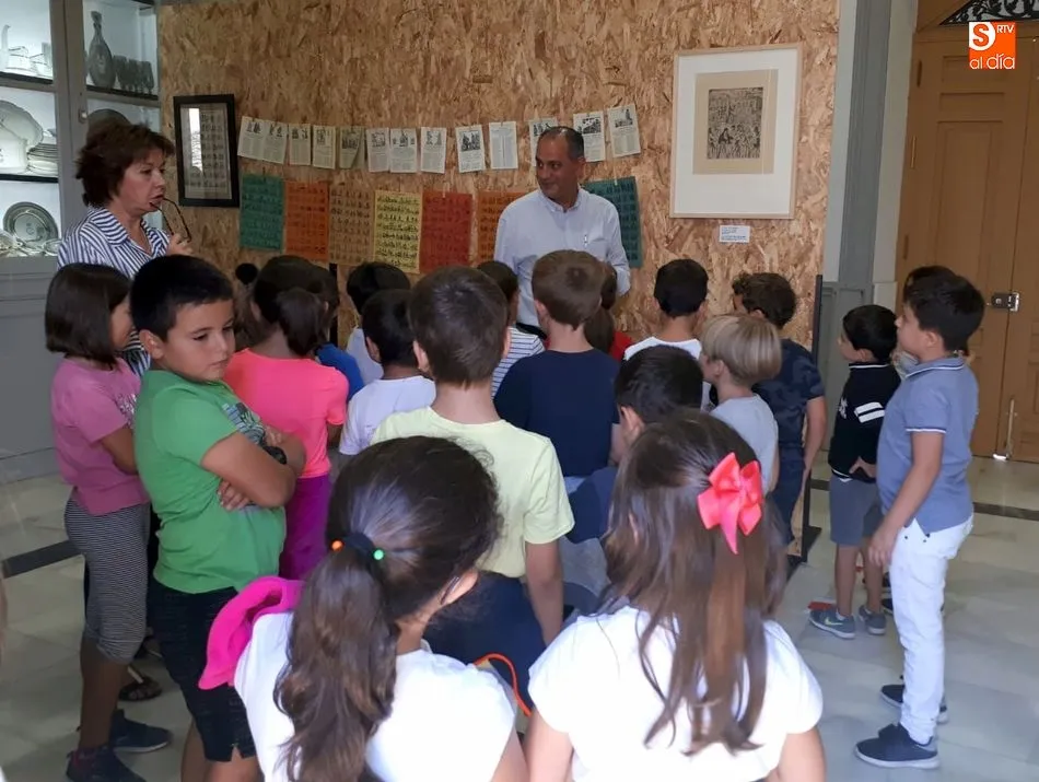 Foto 6 - Los alumnos de Primaria del colegio Liminares conocen la cultura popular de &ldquo;los Pliegos de...
