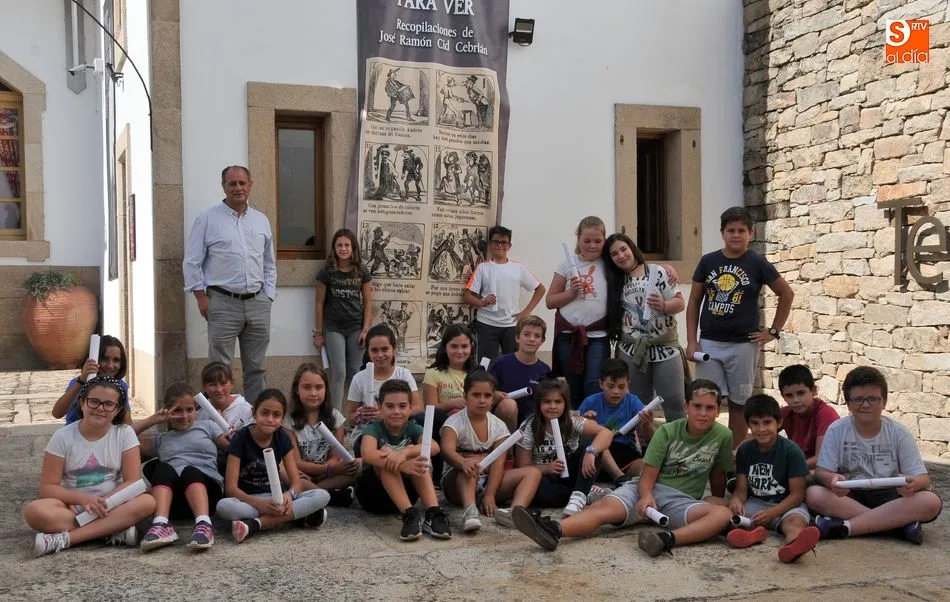 Alumnos del Liminares con Cid Cebrián al finalizar la visita a la exposición / E. Corredera