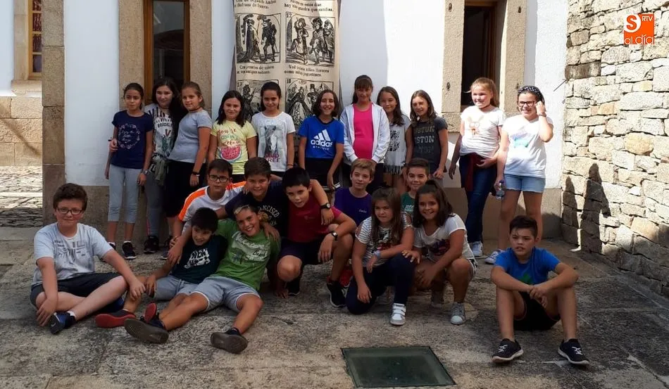 Foto 2 - Los alumnos de Primaria del colegio Liminares conocen la cultura popular de &ldquo;los Pliegos de...