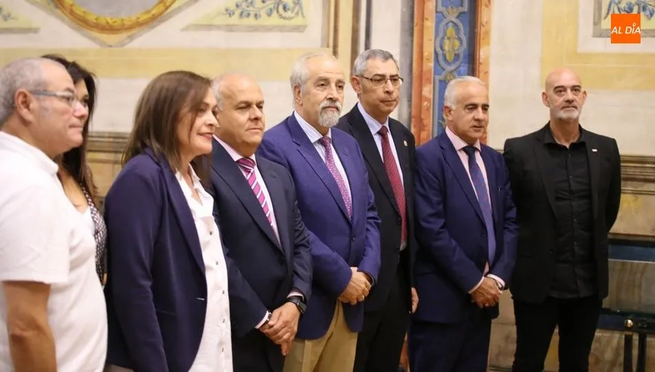 El director general de Recursos Humanos, Jesús Manuel Hurtado, en el centro, junto a Pedro Grijalba, gerente provincial del Ecyl, entre otras autoridades. Foto de Alberto Martín