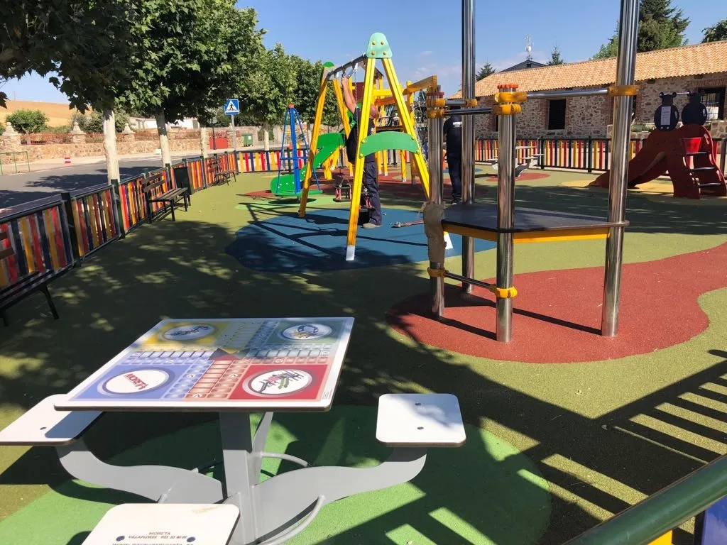 El nuevo parque de juego construido por el Ayuntamiento de Galinduste