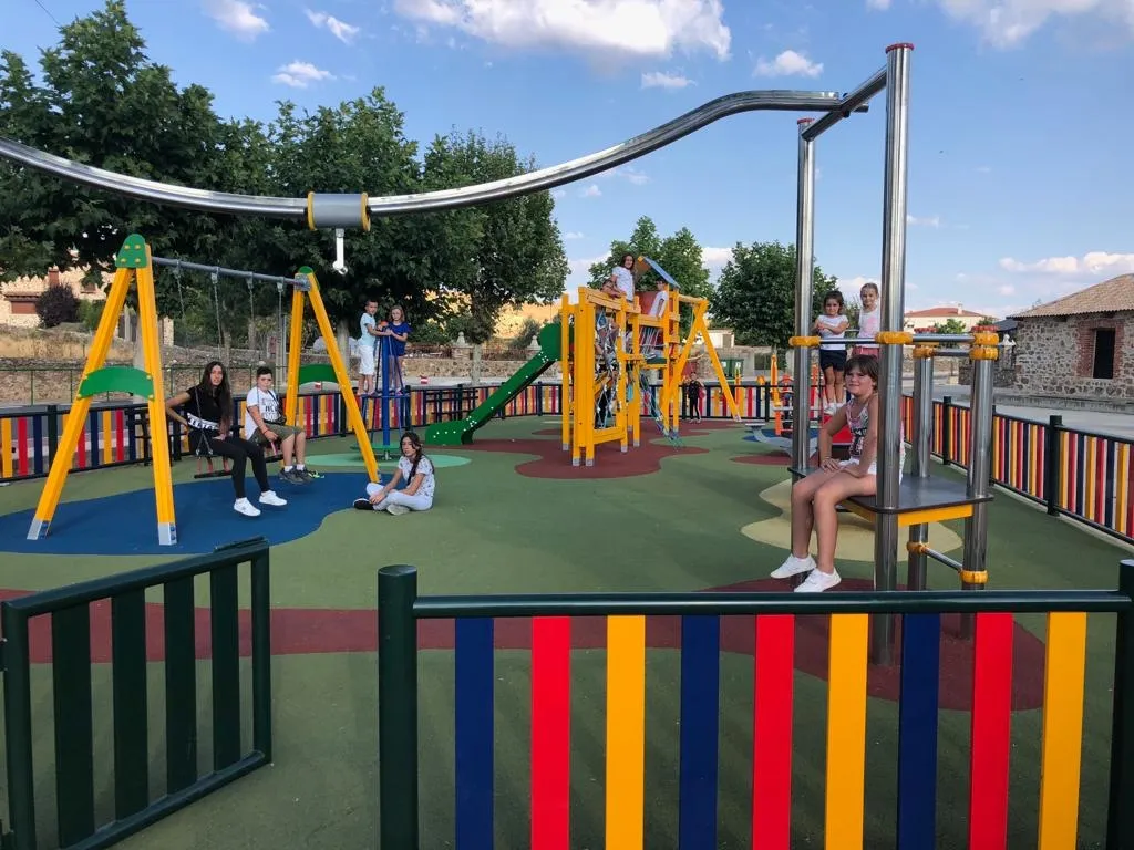 Foto 7 - Galinduste estrena un nuevo parque infantil y una pista de p&aacute;del