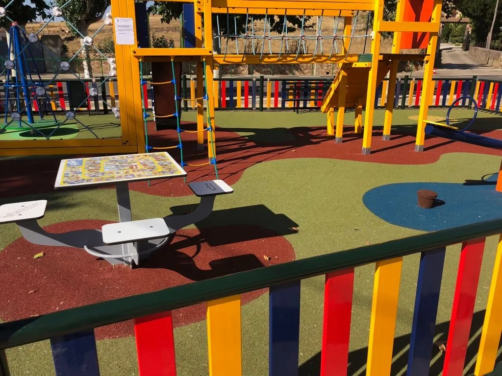 Foto 6 - Galinduste estrena un nuevo parque infantil y una pista de p&aacute;del