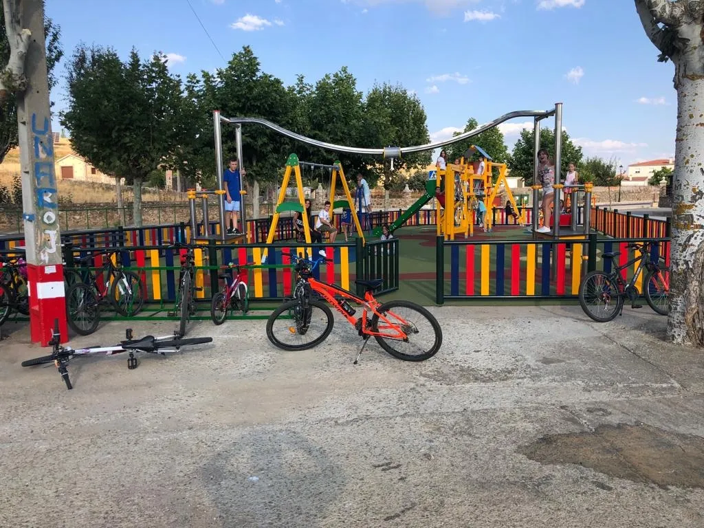 Foto 5 - Galinduste estrena un nuevo parque infantil y una pista de p&aacute;del