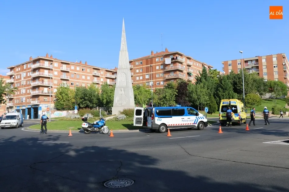 Foto 8 - Una persona herida tras una colisi&oacute;n entre una motocicleta y un turismo en la glorieta San Juan...
