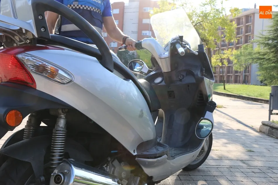 Foto 6 - Una persona herida tras una colisi&oacute;n entre una motocicleta y un turismo en la glorieta San Juan...