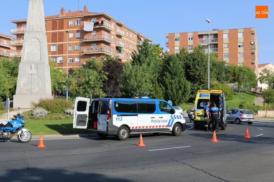 Foto 5 - Una persona herida tras una colisi&oacute;n entre una motocicleta y un turismo en la glorieta San Juan...