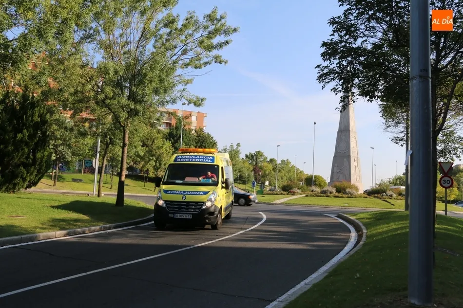 Foto 4 - Una persona herida tras una colisi&oacute;n entre una motocicleta y un turismo en la glorieta San Juan...