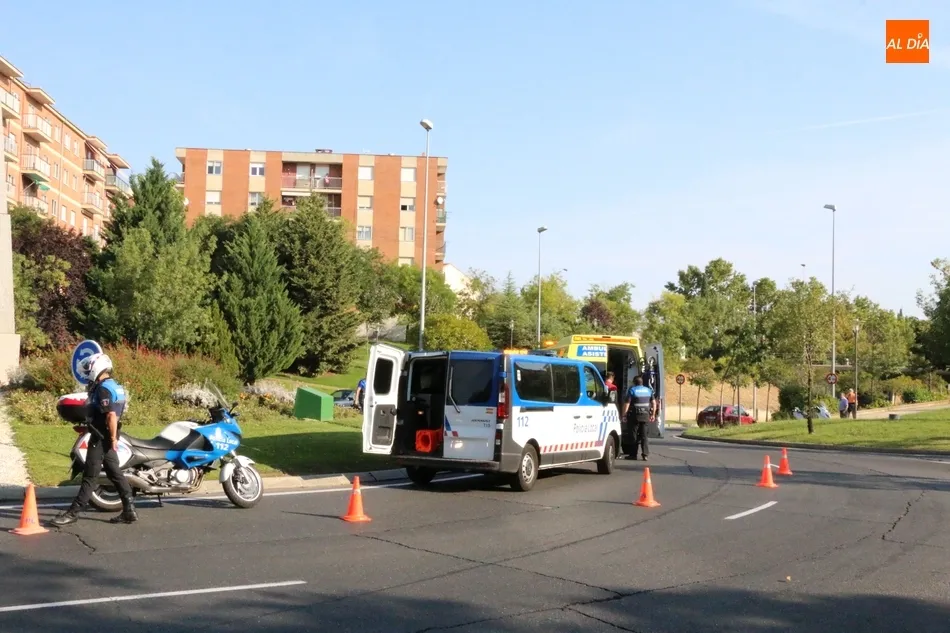 Foto 3 - Una persona herida tras una colisi&oacute;n entre una motocicleta y un turismo en la glorieta San Juan...