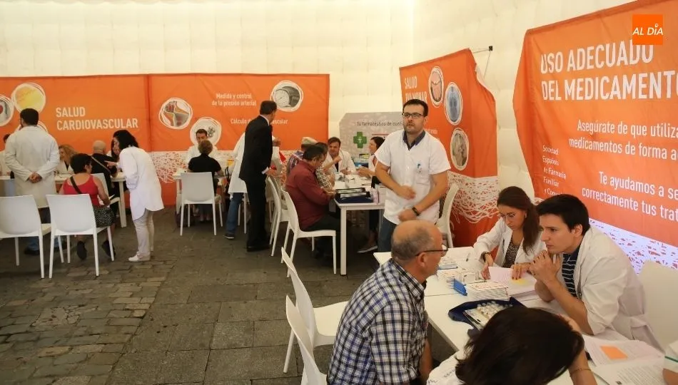 Los salmantinos se interesaron por este asesoramiento de los farmacéuticos en Los Bandos. Foto de Alberto Martín