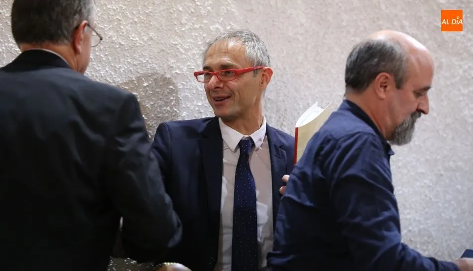 Ricardo Rivero, rector de la Universidad de Salamanca, tras el Consejo de Gobierno en el que se ha aprobado la cesión del Botánico. Foto de Alberto Martín