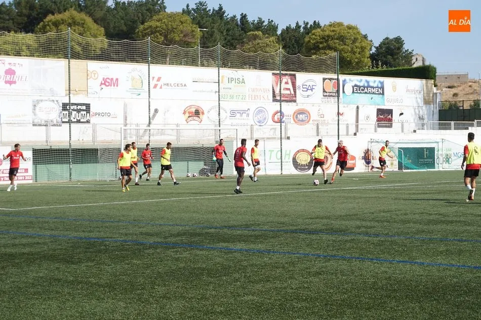 Foto 4 - El CD Guijuelo no quiere dormirse tras la victoria en el Helm&aacute;ntico y espera un duro partido el...