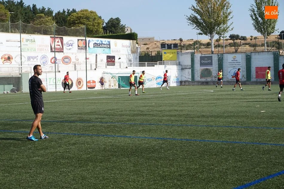 Foto 3 - El CD Guijuelo no quiere dormirse tras la victoria en el Helm&aacute;ntico y espera un duro partido el...