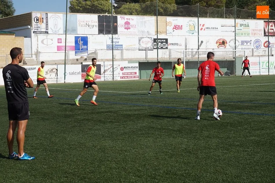 Foto 2 - El CD Guijuelo no quiere dormirse tras la victoria en el Helm&aacute;ntico y espera un duro partido el...