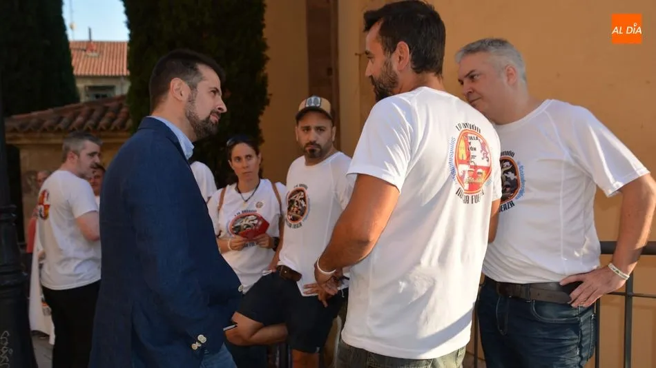 Tudanca conversa con los integrantes de 45 despidos, que se congregaron a la entrada del acto. Fotos: Lydia González