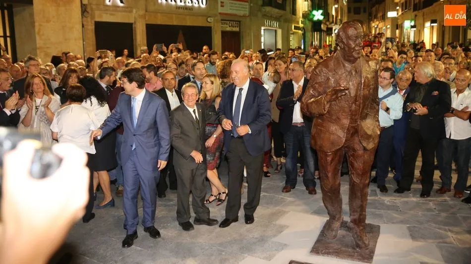Foto 2 - Mayoral hace eterna la figura de Vicente del Bosque con una escultura en la plaza del Liceo