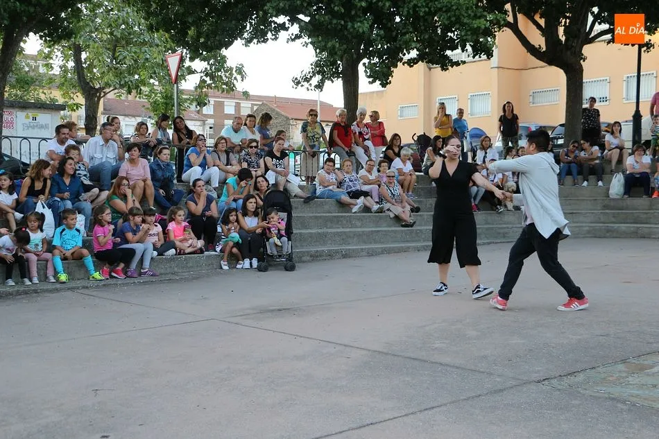 Foto 8 - El centro cultural anima a los vecinos a matricularse en la escuela de baile