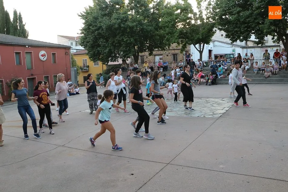 Foto 6 - El centro cultural anima a los vecinos a matricularse en la escuela de baile