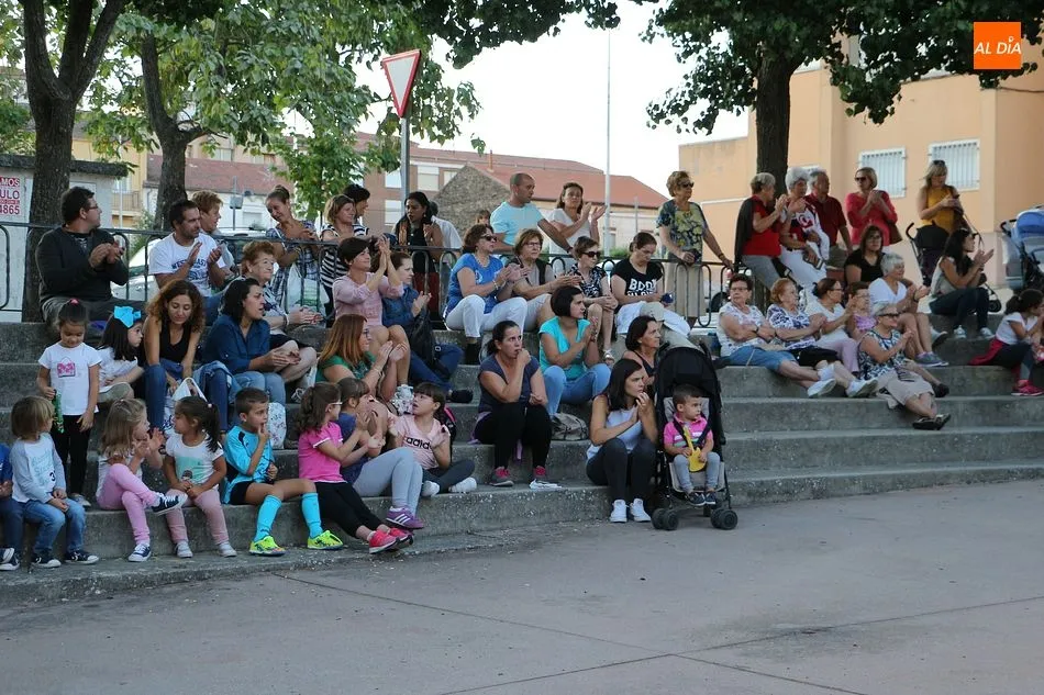 Foto 5 - El centro cultural anima a los vecinos a matricularse en la escuela de baile