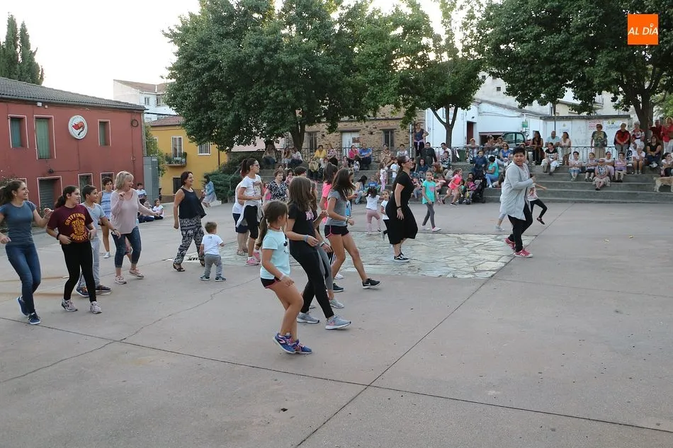 Foto 4 - El centro cultural anima a los vecinos a matricularse en la escuela de baile