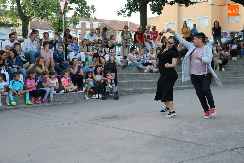 Foto 3 - El centro cultural anima a los vecinos a matricularse en la escuela de baile