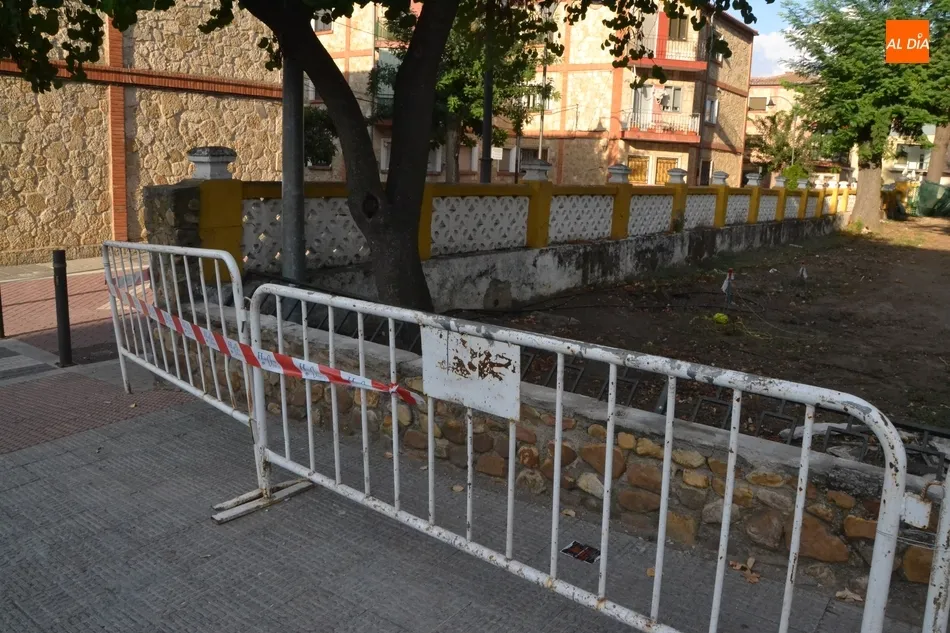 Foto 11 - En proceso de retirada la valla del Parque de la Florida que da a la Avenida de Espa&ntilde;a  