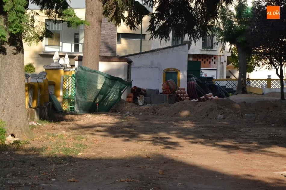 Foto 10 - En proceso de retirada la valla del Parque de la Florida que da a la Avenida de Espa&ntilde;a  