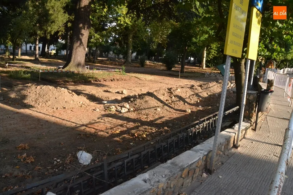 Foto 8 - En proceso de retirada la valla del Parque de la Florida que da a la Avenida de Espa&ntilde;a  