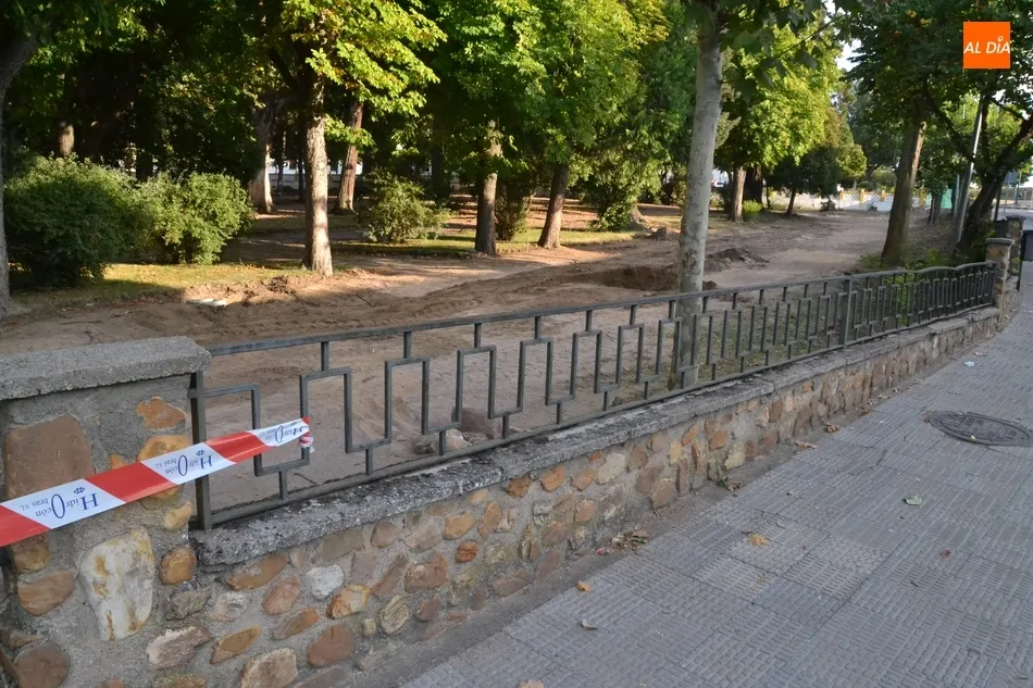 Foto 6 - En proceso de retirada la valla del Parque de la Florida que da a la Avenida de Espa&ntilde;a  
