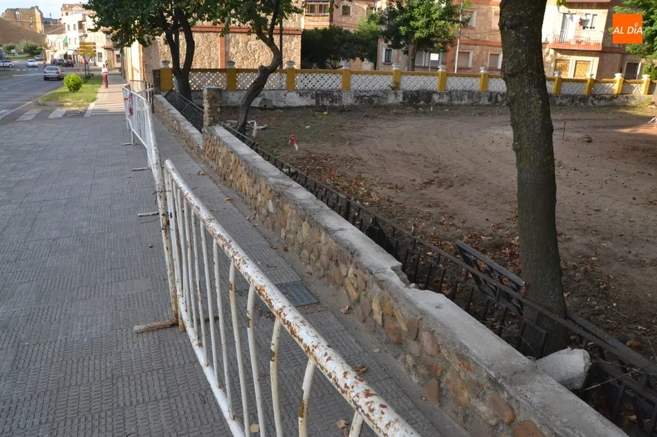 En proceso de retirada la valla del Parque de la Florida que da a la Avenida de España  