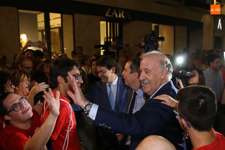 Foto 9 - Mayoral hace eterna la figura de Vicente del Bosque con una escultura en la plaza del Liceo