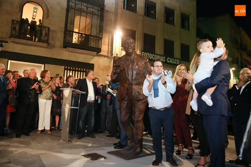 Foto 8 - Mayoral hace eterna la figura de Vicente del Bosque con una escultura en la plaza del Liceo