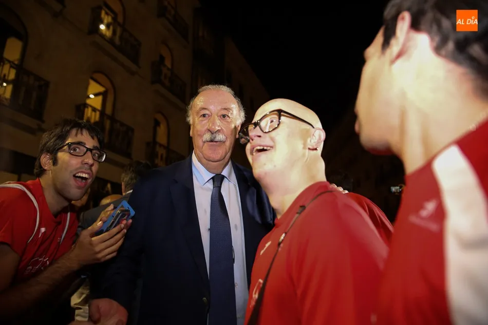 Foto 7 - Mayoral hace eterna la figura de Vicente del Bosque con una escultura en la plaza del Liceo