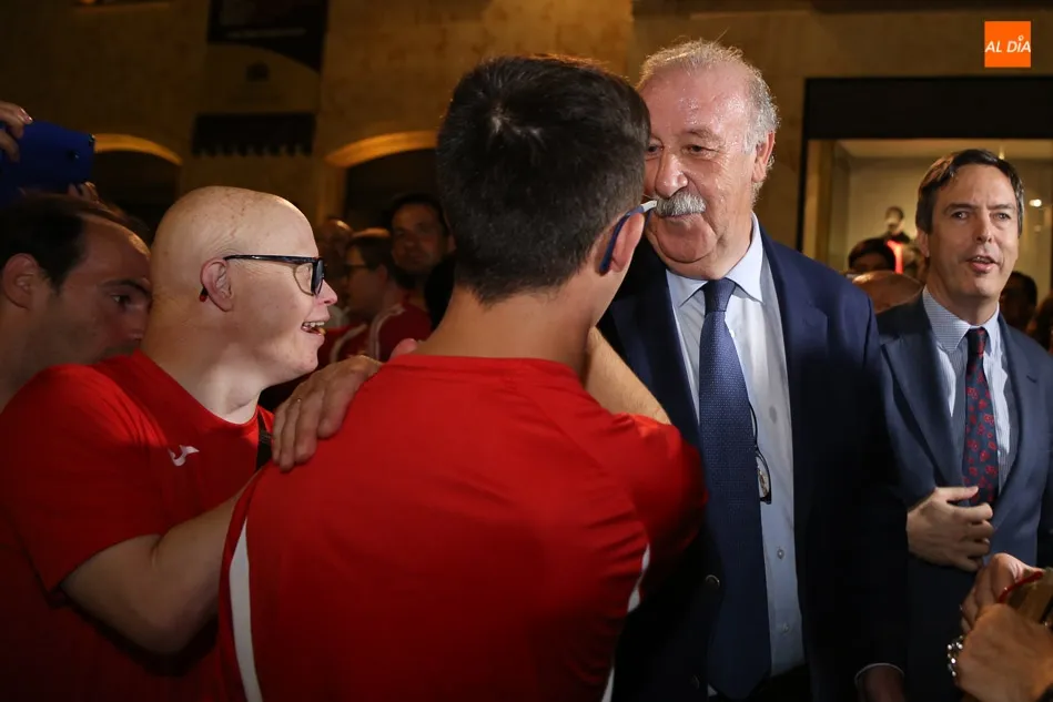Foto 6 - Mayoral hace eterna la figura de Vicente del Bosque con una escultura en la plaza del Liceo