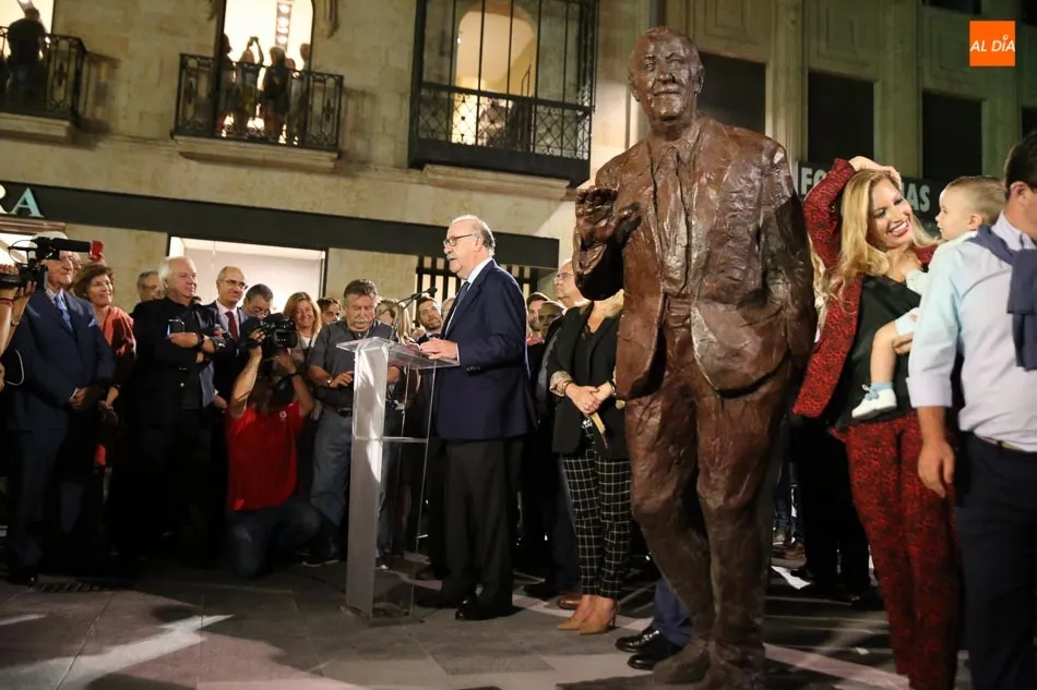 Foto 5 - Mayoral hace eterna la figura de Vicente del Bosque con una escultura en la plaza del Liceo