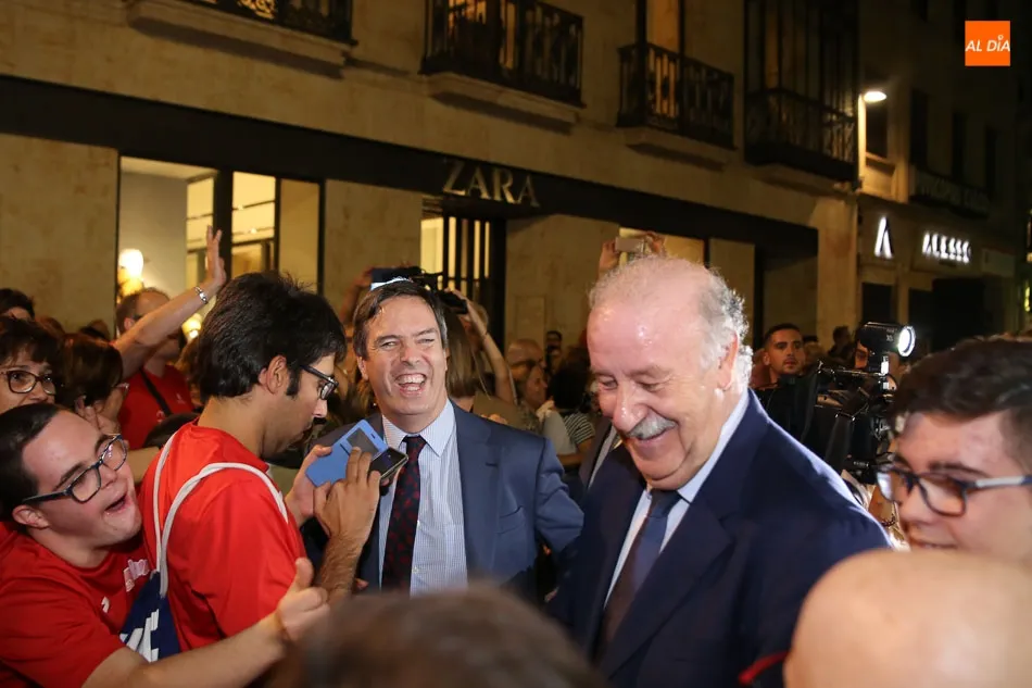 Foto 3 - Mayoral hace eterna la figura de Vicente del Bosque con una escultura en la plaza del Liceo